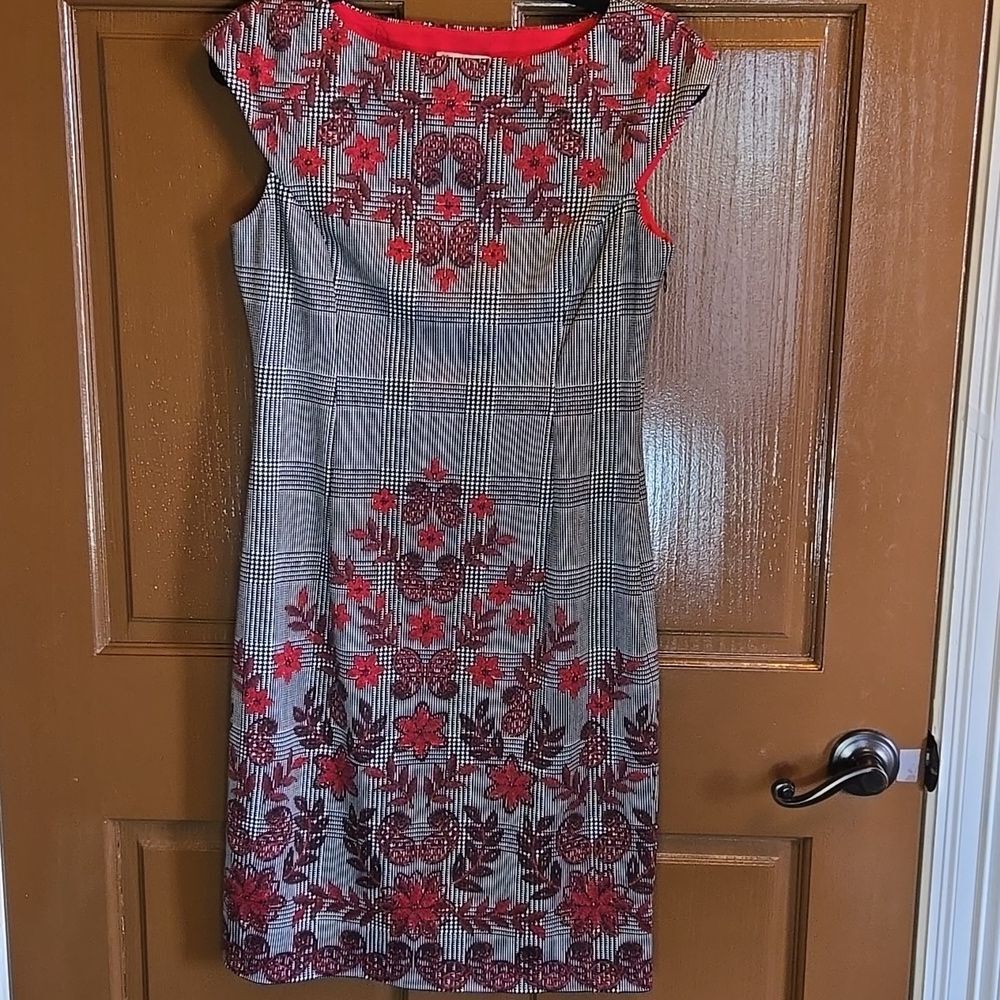 Maggie L-Blk/white plaid straight stretchy dress with red floral print Sz 6.